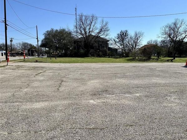1011 N Main Street , Cleburne, TX 76033