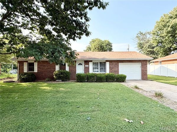 218 Pinewood , Godfrey, IL 62035