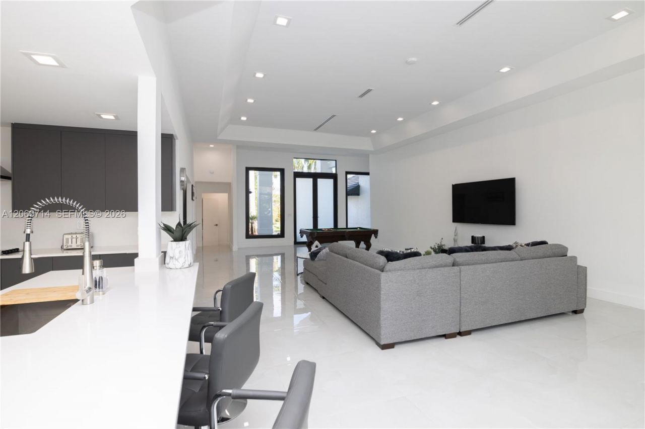 201 Holiday Dr, Hallandale Beach, FL 33009 Photo