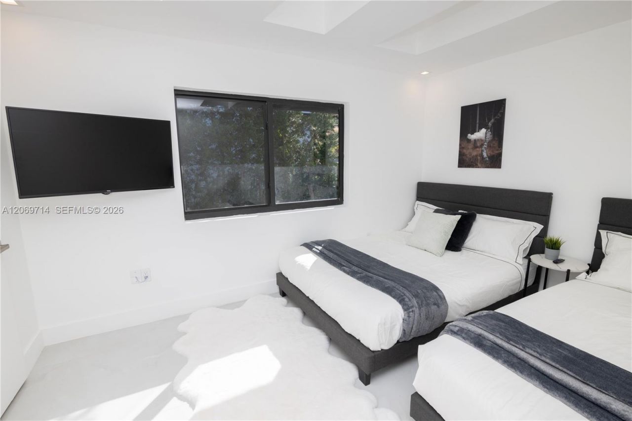 201 Holiday Dr, Hallandale Beach, FL 33009 Photo