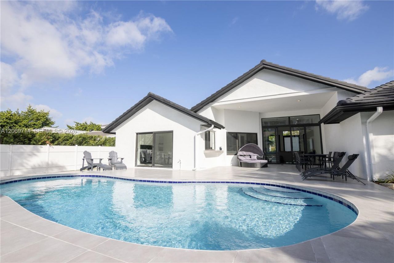 201 Holiday Dr, Hallandale Beach, FL 33009 Photo