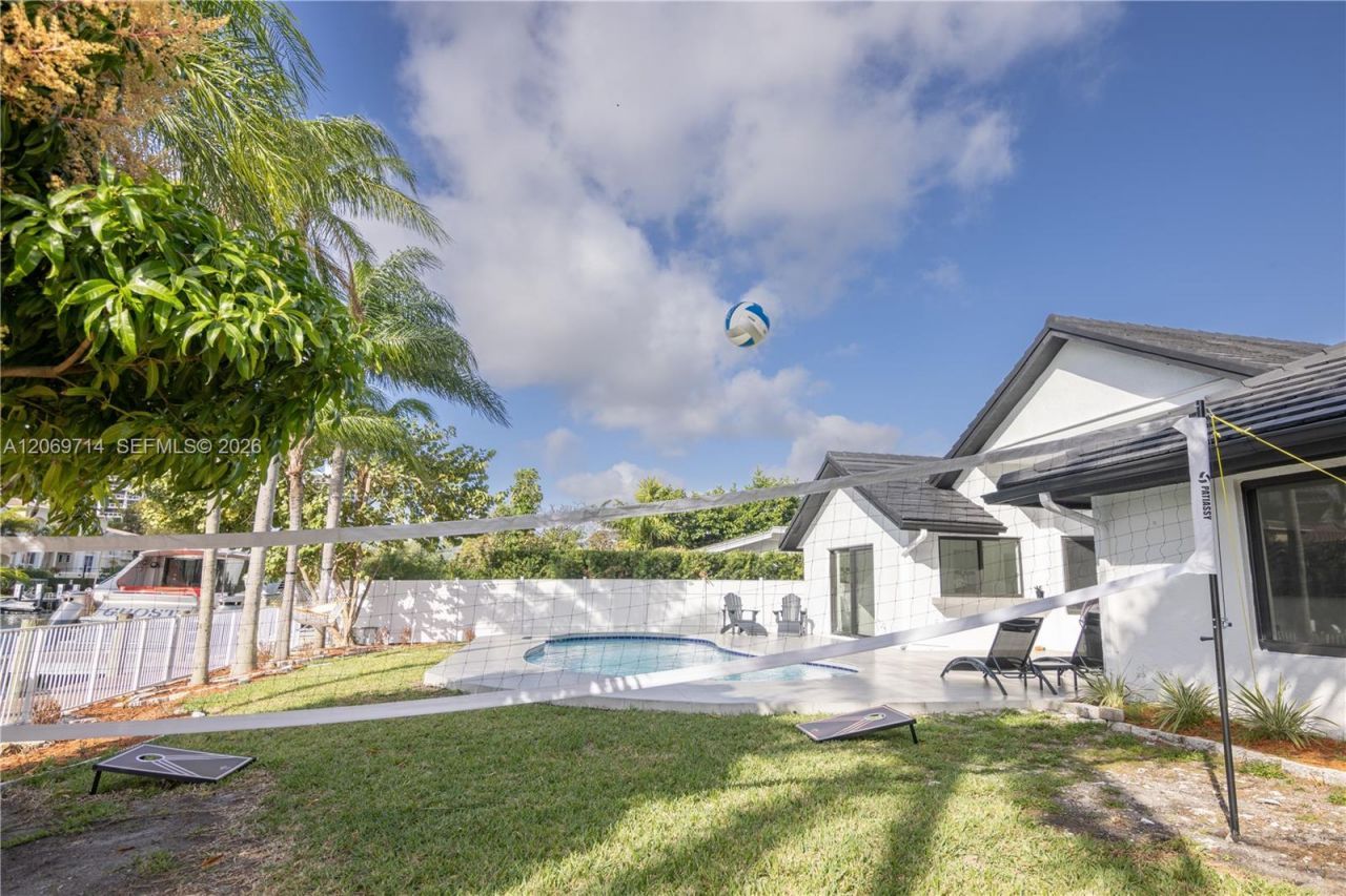 201 Holiday Dr, Hallandale Beach, FL 33009 Photo