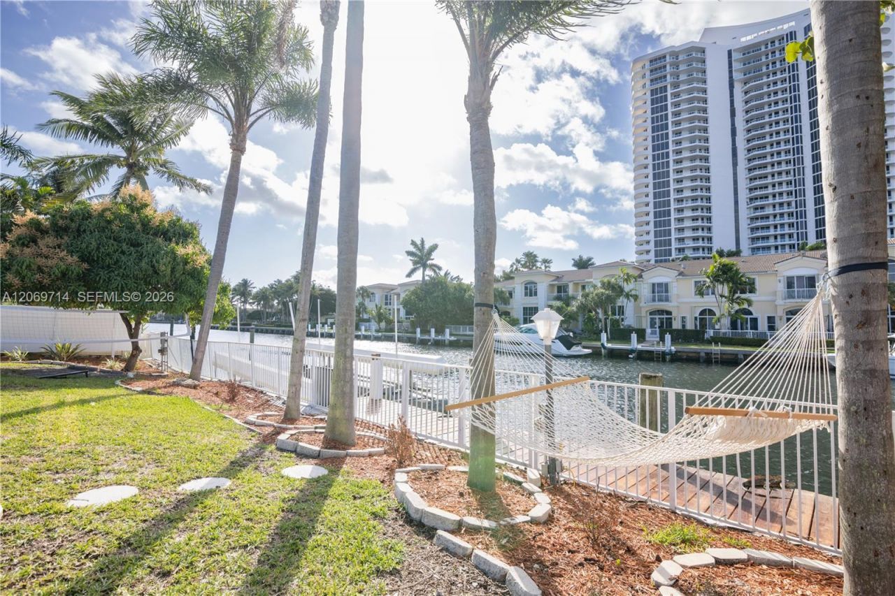 201 Holiday Dr, Hallandale Beach, FL 33009 Photo