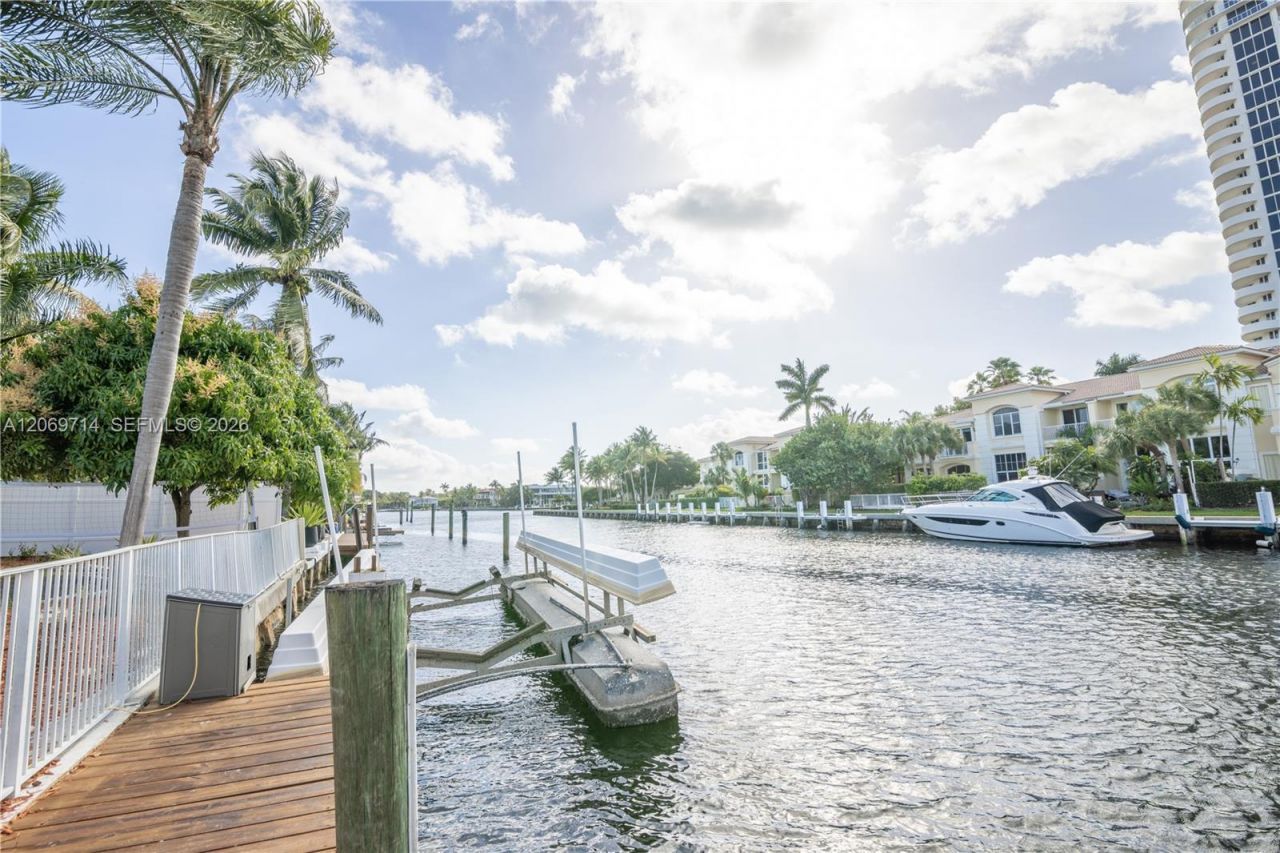 201 Holiday Dr, Hallandale Beach, FL 33009 Photo