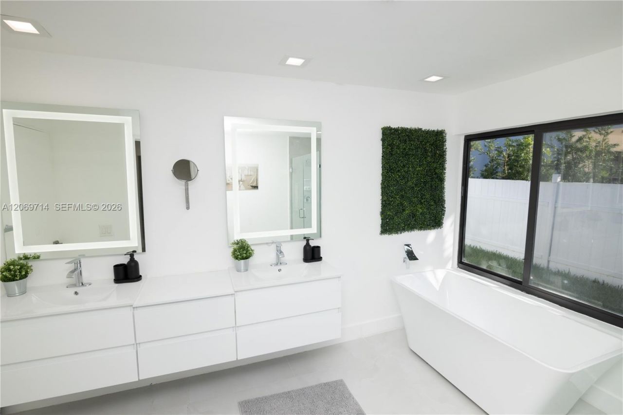 201 Holiday Dr, Hallandale Beach, FL 33009 Photo