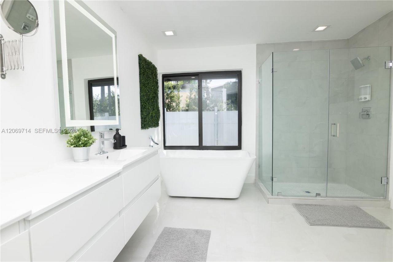 201 Holiday Dr, Hallandale Beach, FL 33009 Photo