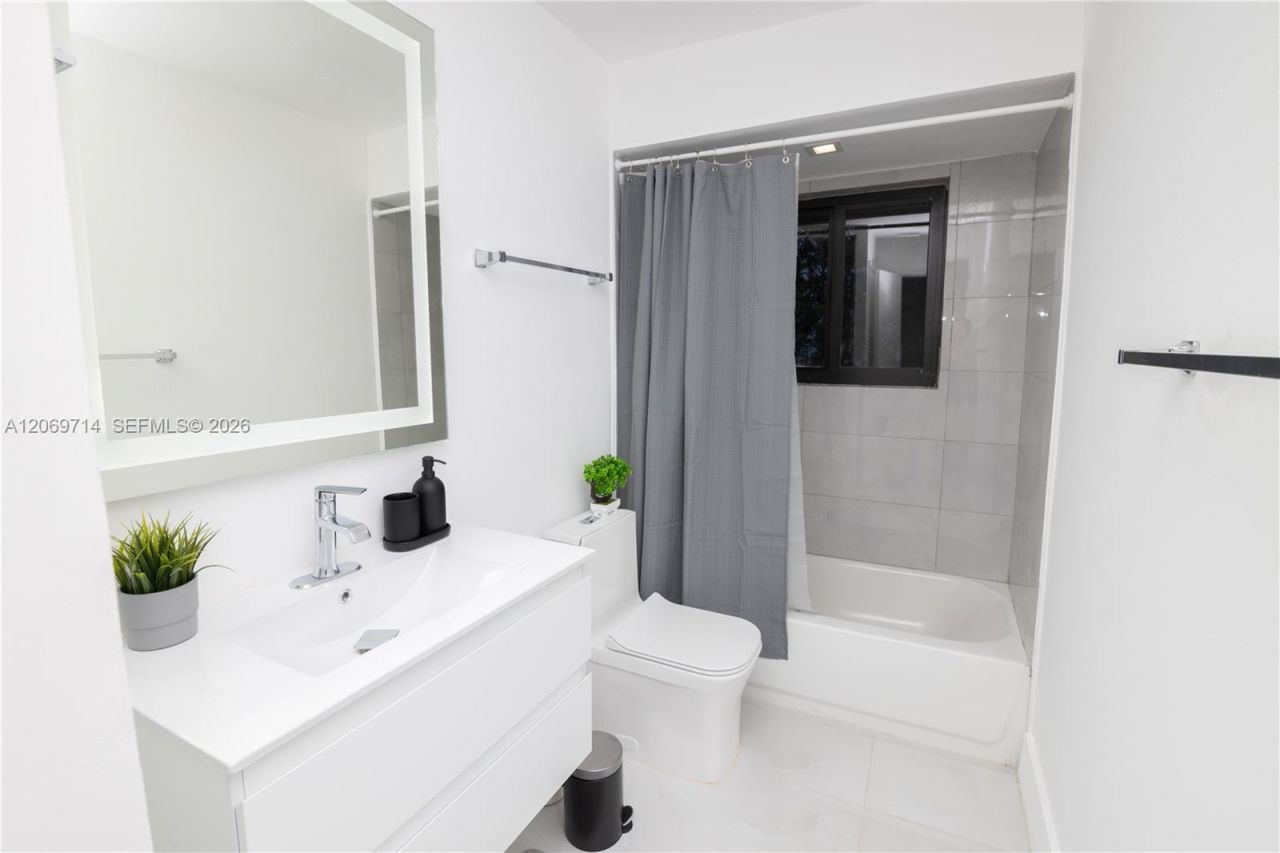 201 Holiday Dr, Hallandale Beach, FL 33009 Photo