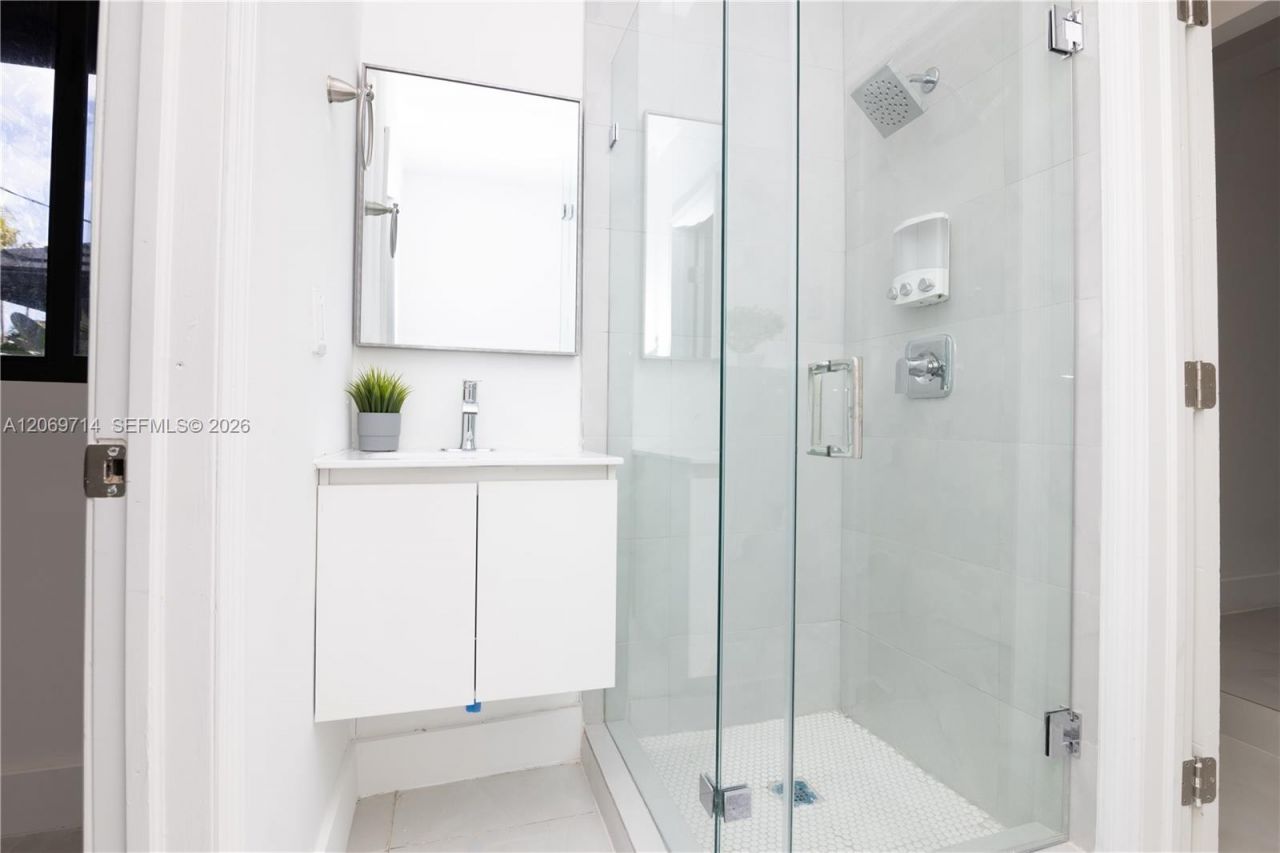 201 Holiday Dr, Hallandale Beach, FL 33009 Photo
