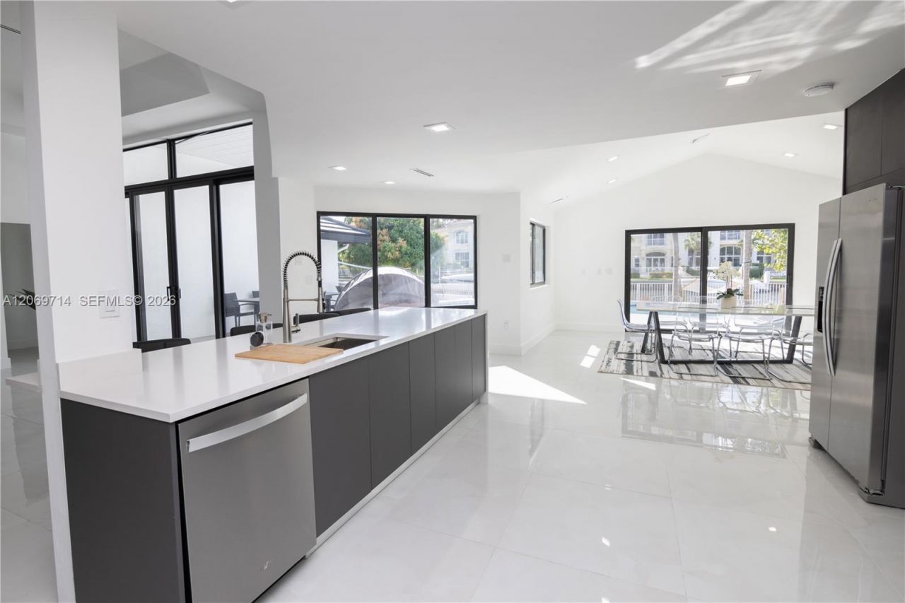 201 Holiday Dr, Hallandale Beach, FL 33009 Photo