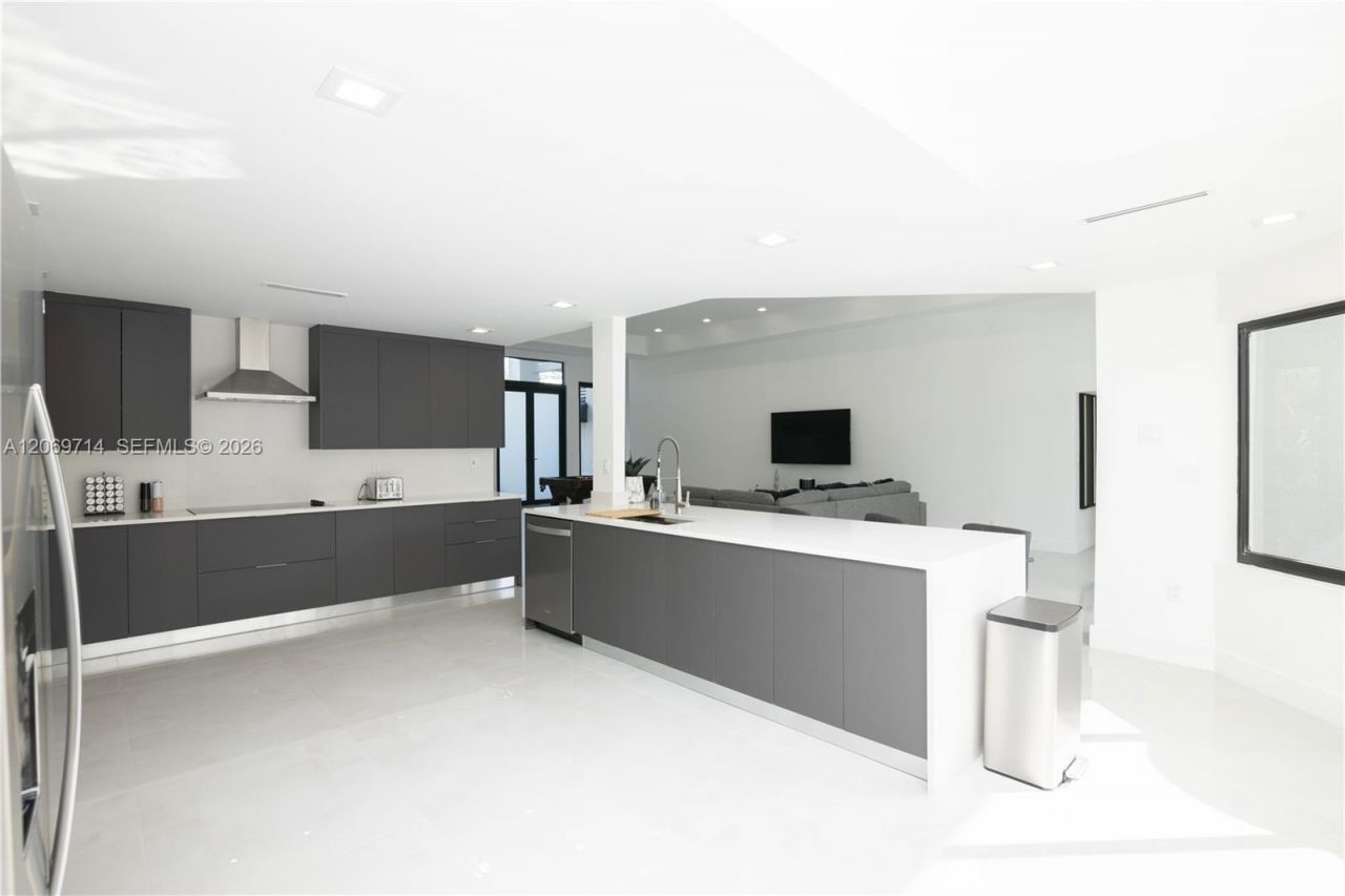 201 Holiday Dr, Hallandale Beach, FL 33009 Photo
