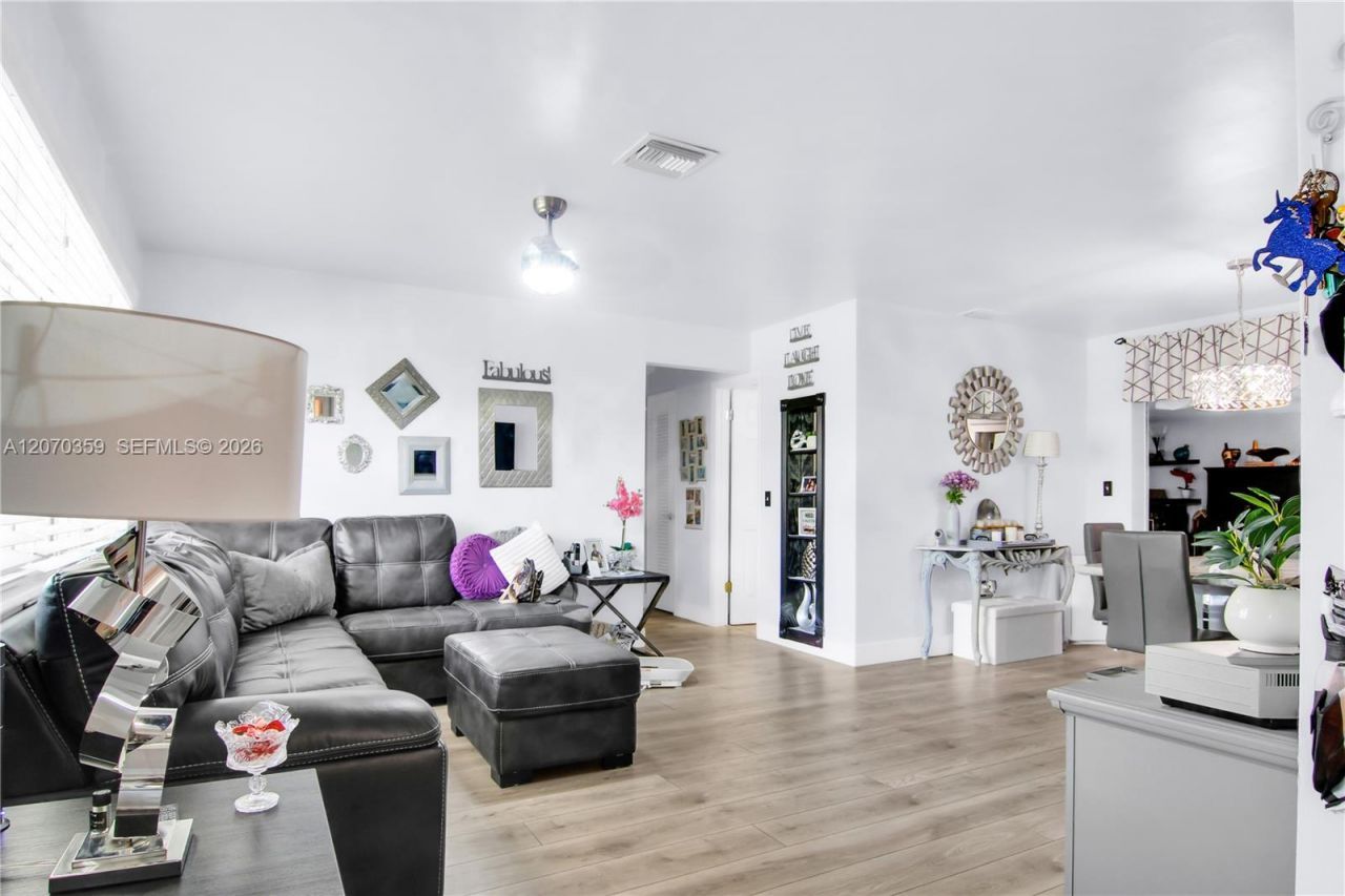 7690 NW 16th Ct , Pembroke Pines, FL 33024 Photo