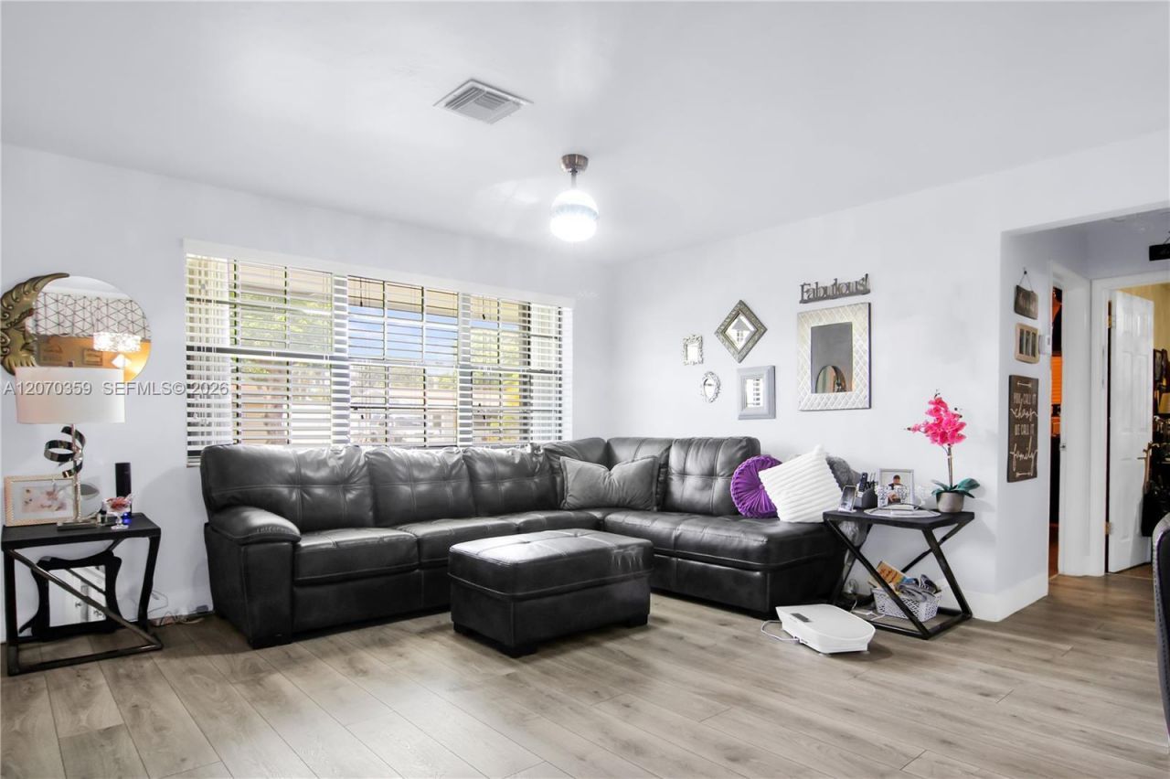 7690 NW 16th Ct , Pembroke Pines, FL 33024 Photo