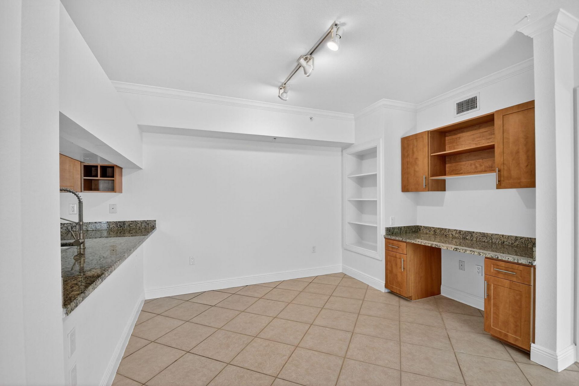 6511 Emerald Dunes Drive, Unit 304, West Palm Beach, FL 33411 Photo