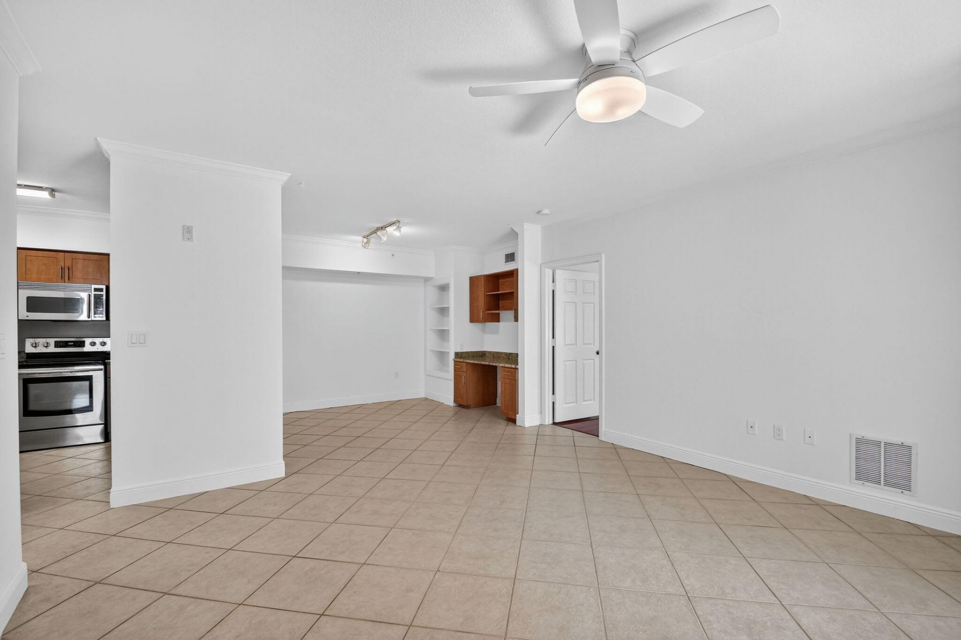 6511 Emerald Dunes Drive, Unit 304, West Palm Beach, FL 33411 Photo