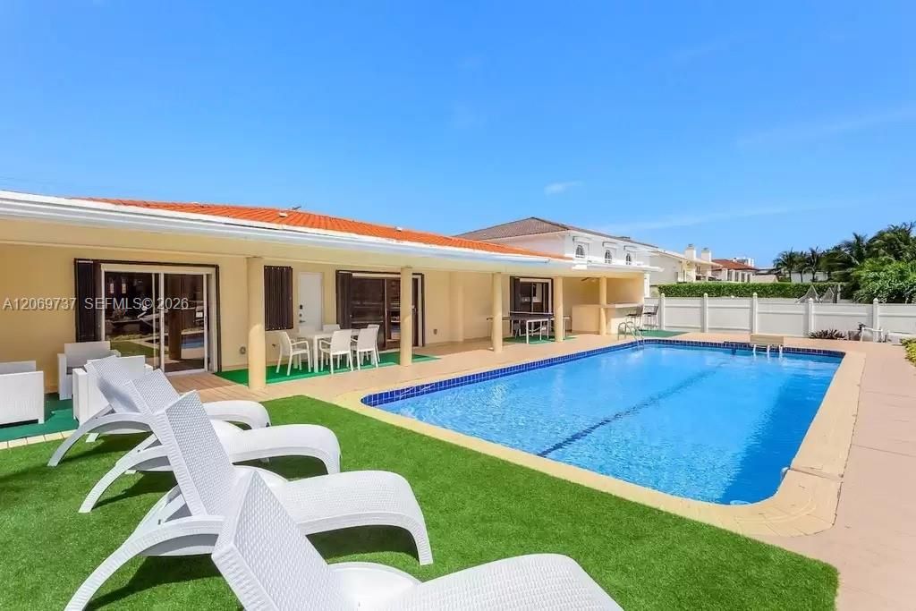 437 Holiday Dr, Hallandale Beach, FL 33009 Photo