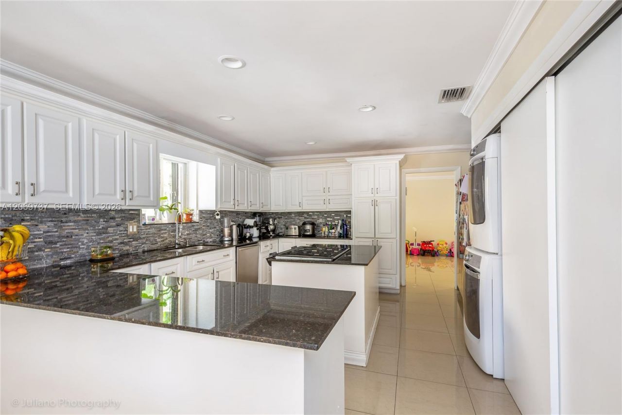 437 Holiday Dr, Hallandale Beach, FL 33009 Photo
