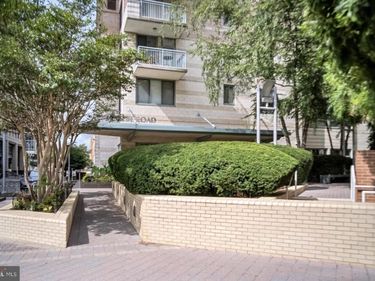 851 N GLEBE ROAD, Unit 402, ARLINGTON, VA 22203