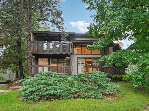 930 Alpine Dr, Fontana, WI 53125