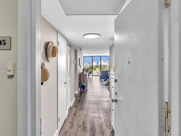 3375 N Country Club Dr , Unit 905, Aventura, FL 33180