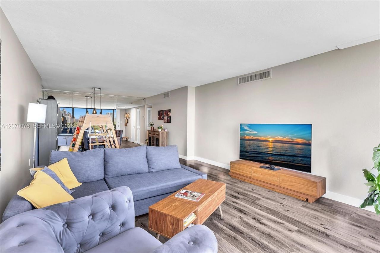 3375 N Country Club Dr , Unit 905, Aventura, FL 33180 Photo
