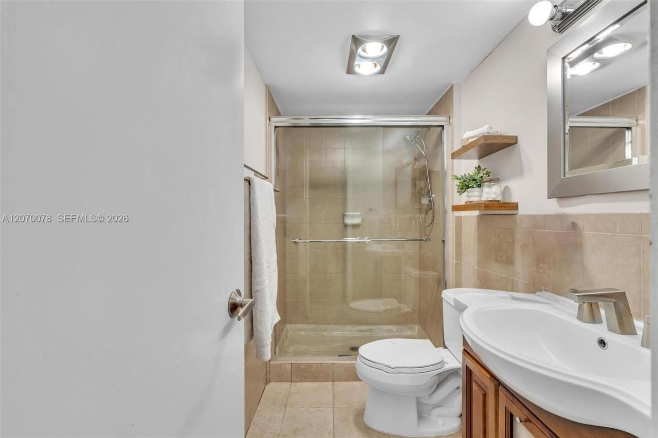 3375 N Country Club Dr , Unit 905, Aventura, FL 33180 Photo