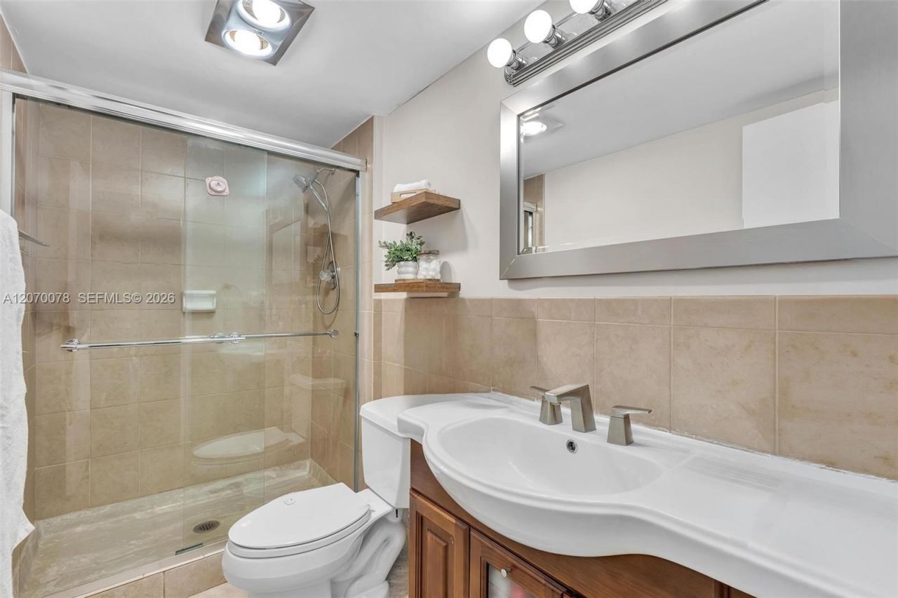 3375 N Country Club Dr , Unit 905, Aventura, FL 33180 Photo