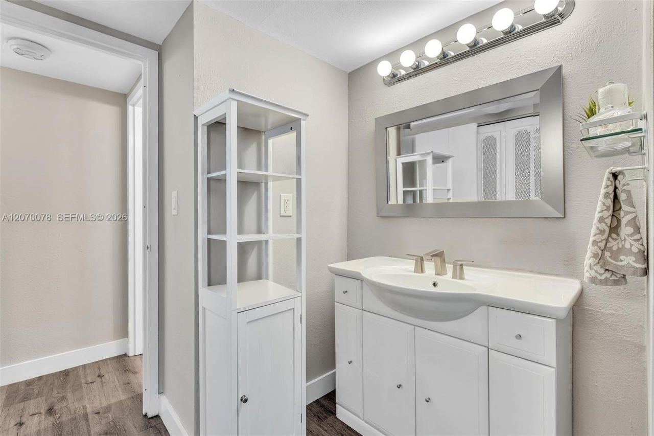 3375 N Country Club Dr , Unit 905, Aventura, FL 33180 Photo
