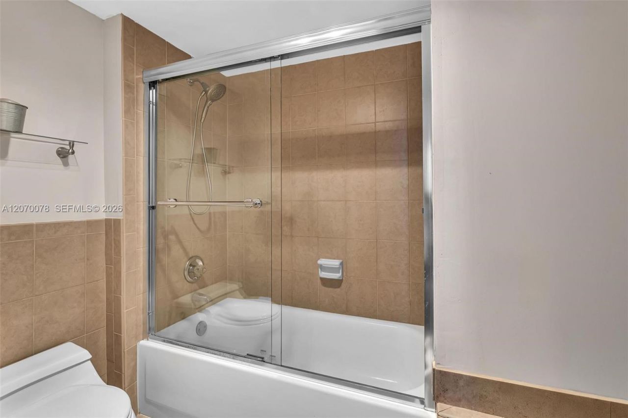 3375 N Country Club Dr , Unit 905, Aventura, FL 33180 Photo