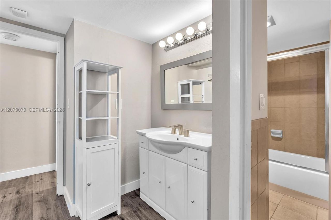 3375 N Country Club Dr , Unit 905, Aventura, FL 33180 Photo