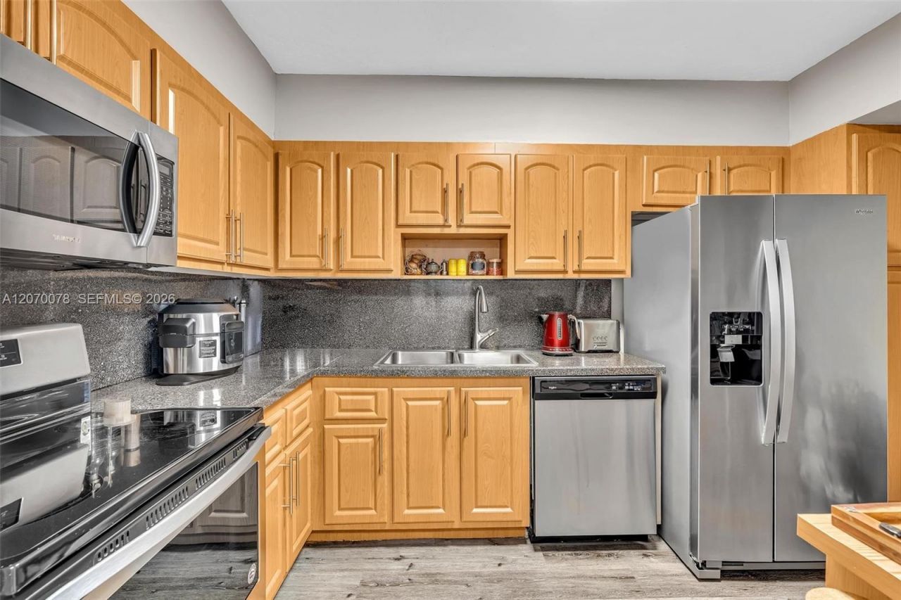 3375 N Country Club Dr , Unit 905, Aventura, FL 33180 Photo