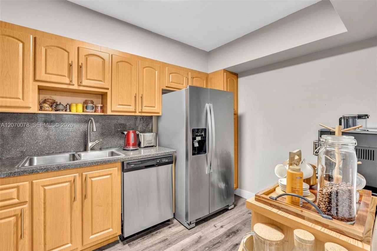 3375 N Country Club Dr , Unit 905, Aventura, FL 33180 Photo