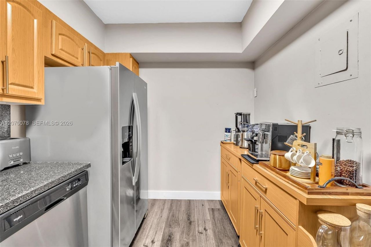 3375 N Country Club Dr , Unit 905, Aventura, FL 33180 Photo