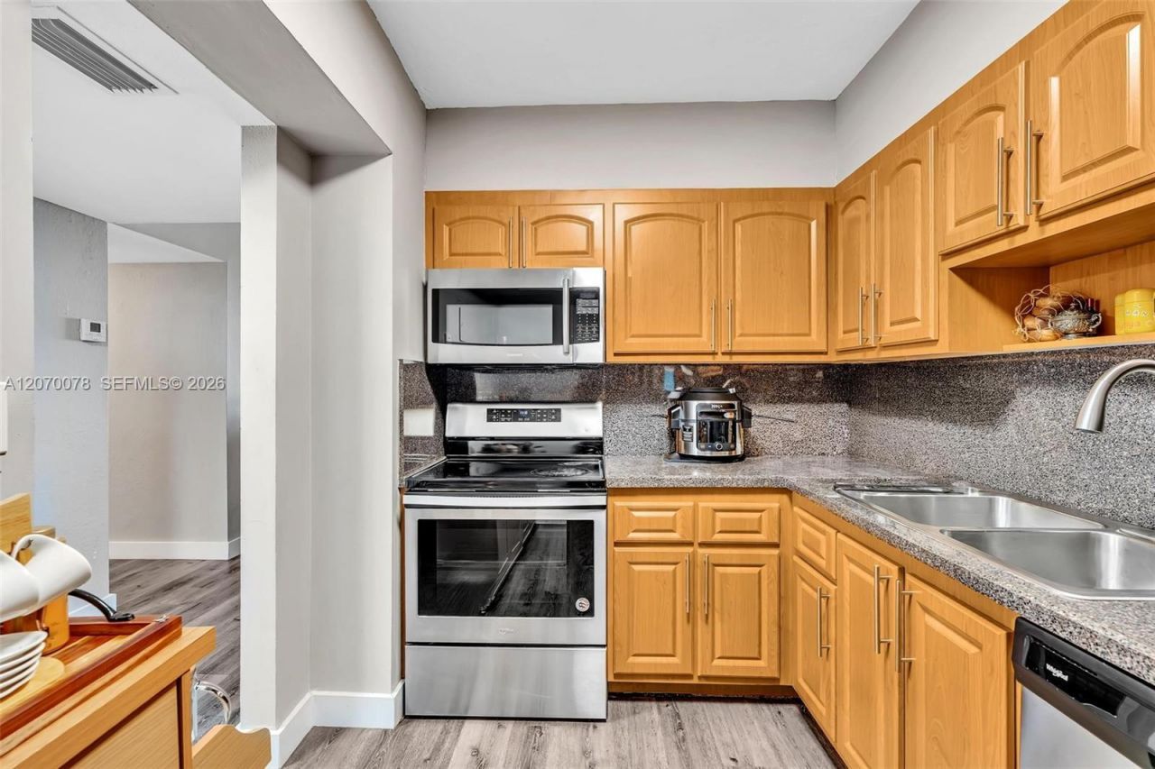 3375 N Country Club Dr , Unit 905, Aventura, FL 33180 Photo