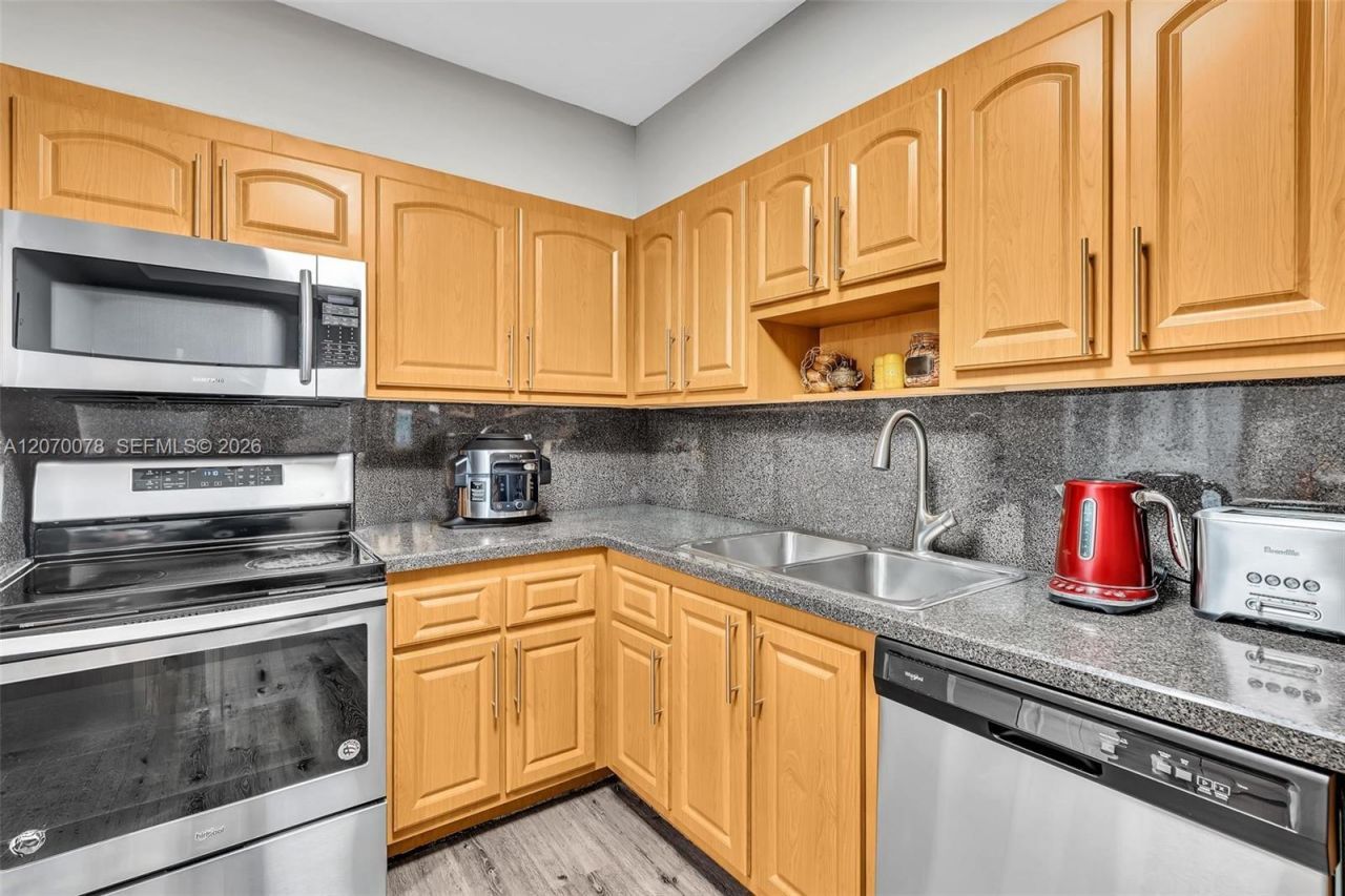 3375 N Country Club Dr , Unit 905, Aventura, FL 33180 Photo
