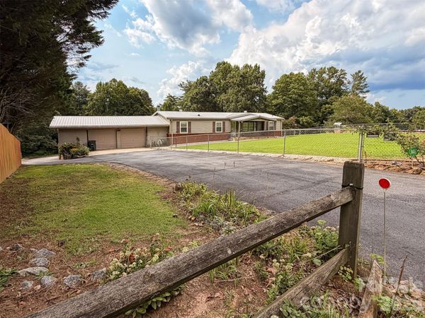 1898 Henry Smith Street , Hickory, NC 28601