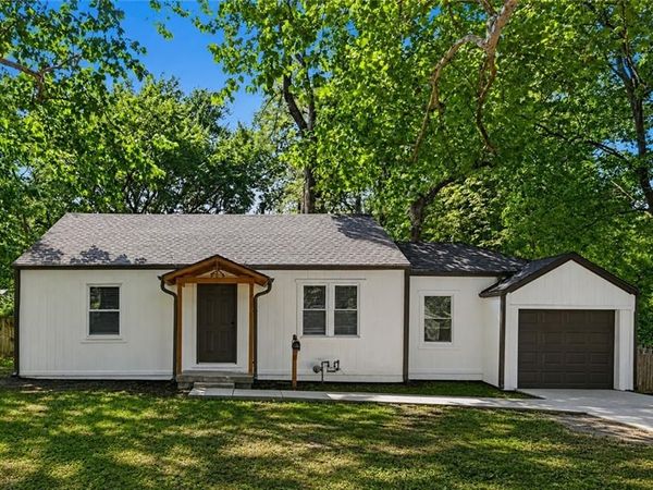 11220 Applewood Drive, Kansas City, MO 64134