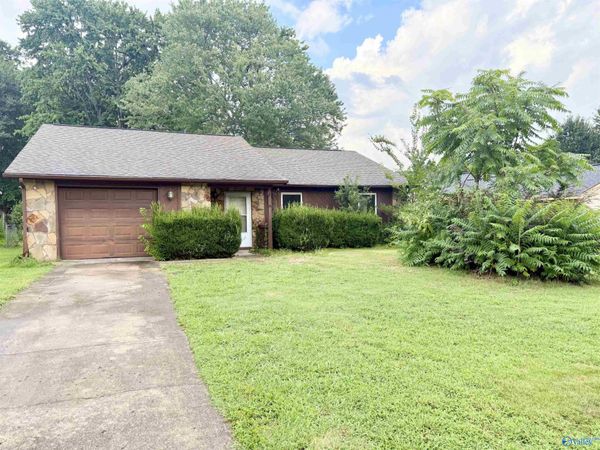 1009 Riverchase Drive SE, Huntsville, AL 35803