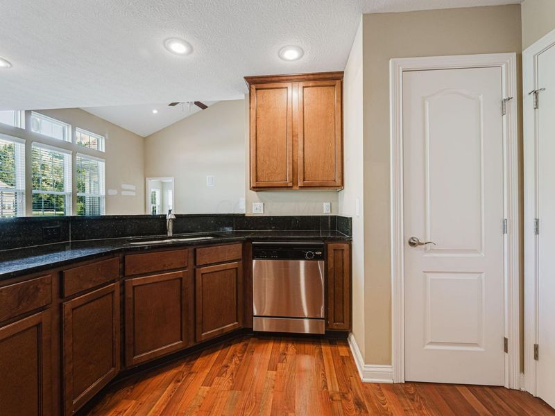 5087 Dinard Way, Unit 104, Columbus, OH 43221 Photo 13