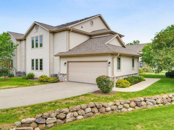 2215 Circle Ridge DRIVE, Unit B, Delafield, WI 53018