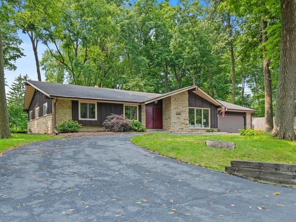 6589 N Crestwood DRIVE, Glendale, WI 53209