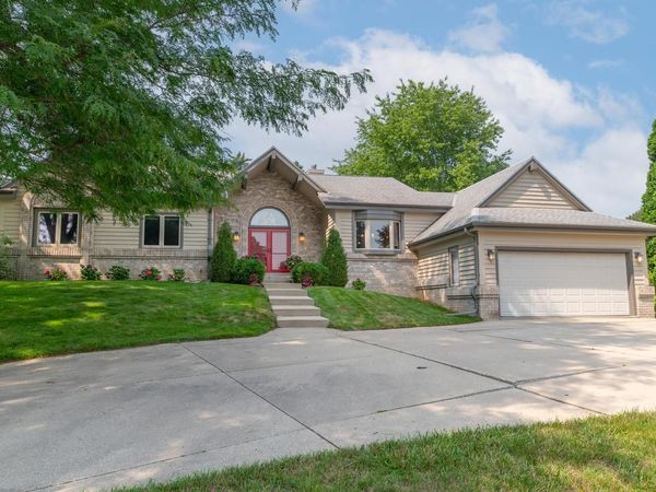 16520 W Heatherly DRIVE, New Berlin, WI 53151