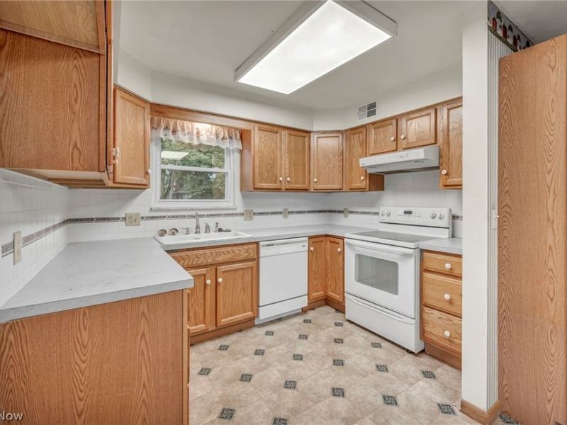 261 Fairmount Avenue, Barberton, OH 44203 Photo 4