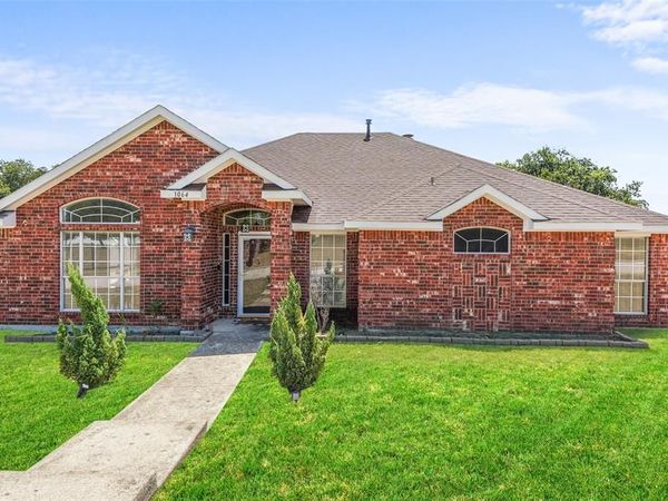 1064 The Meadows Parkway, DeSoto, TX 75115