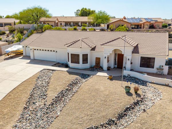 560 TOPEKA Drive, Wickenburg, AZ 85390