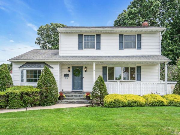 7 Tomkins Court , Commack, NY 11725