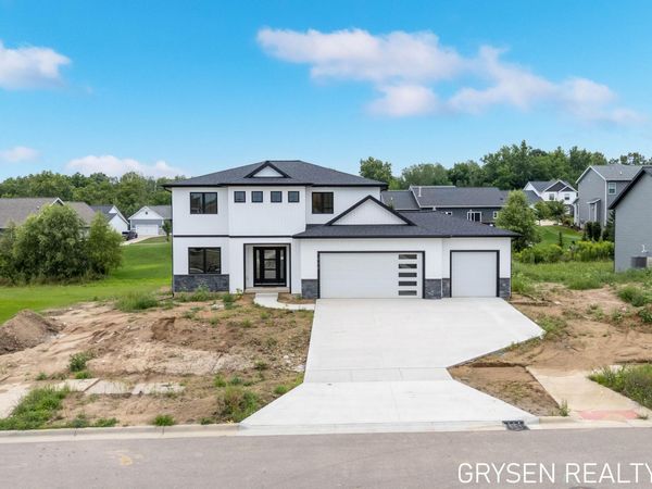 1839 Stratford Lane NW, Grand Rapids, MI 49534