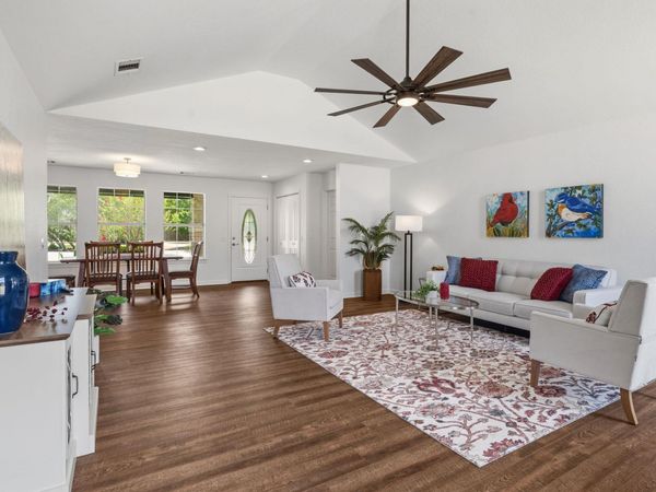 207 Meadow Oaks DR, Dripping Springs, TX 78620