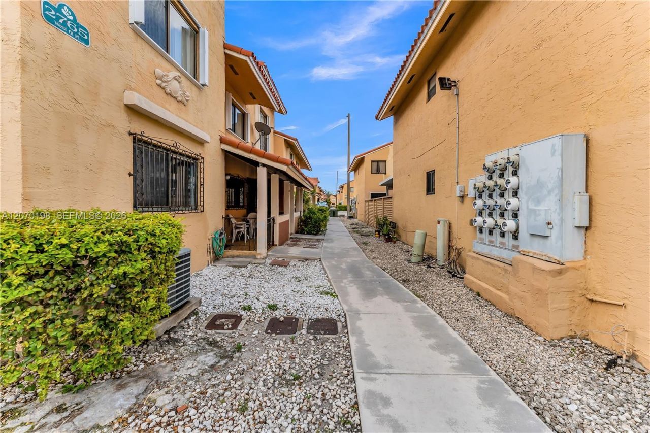 2765 W 61st Pl, Unit 103, Hialeah, FL 33016 Photo