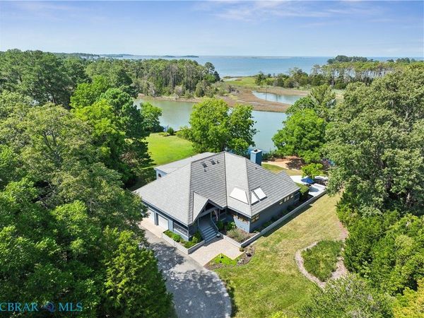 70 Finns Point Ln, Hampton, VA 23669