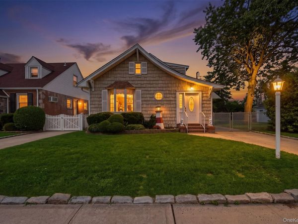 2320 Saratoga Street , Oceanside, NY 11572